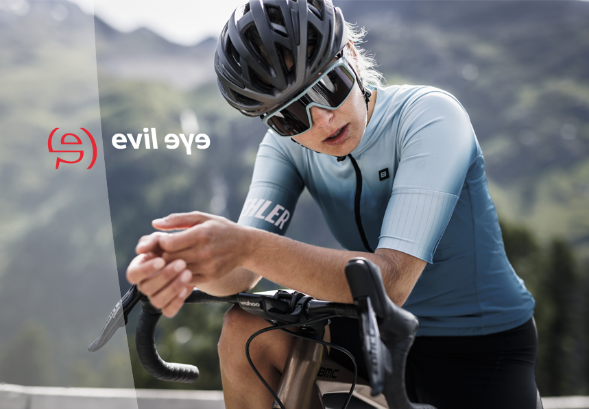 EvilEye-urheiluaurinkolasit naispyöräilijällä